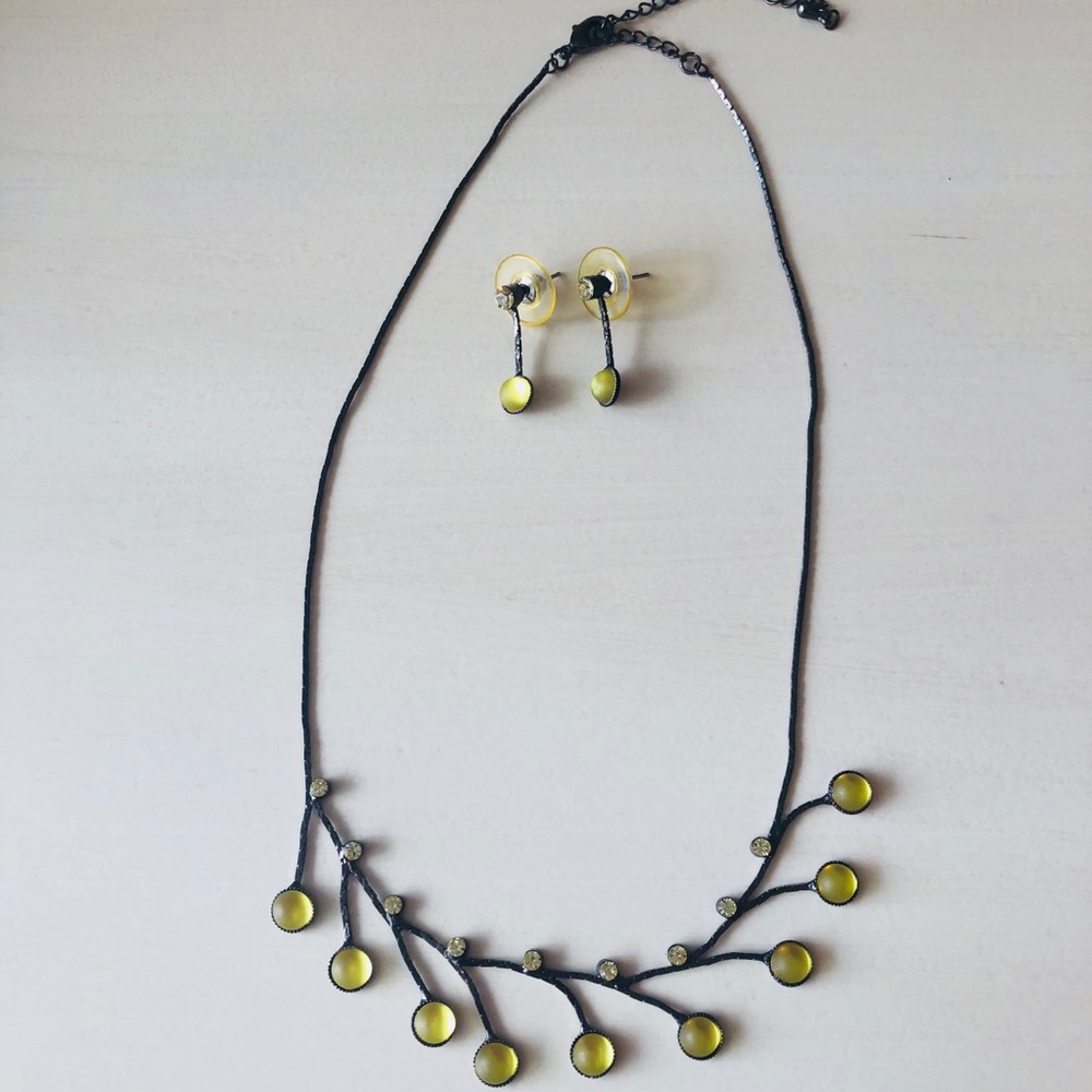 Very pretty necklace with matching earrings